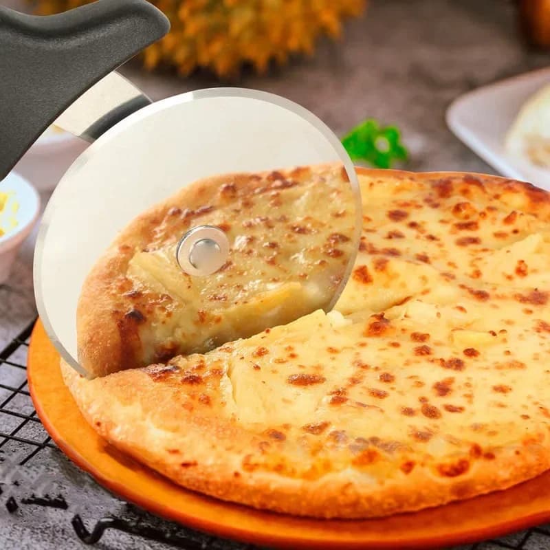 Pizzakutter og bakverksrulle i rustfritt stål